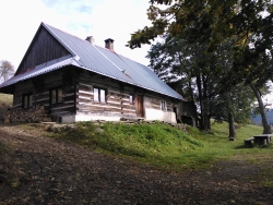 Drewniana chata przy szlaku na Baranią Górę