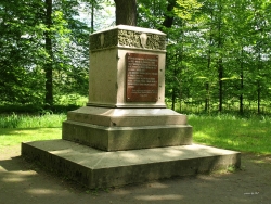 pomnik w parku w Mosznej